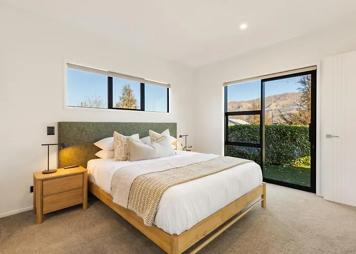 Modern With Mountain Views Wanaka