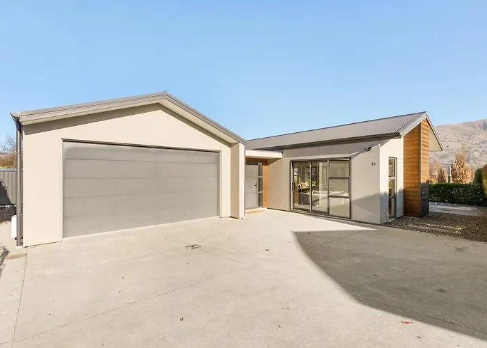 Modern With Mountain Views Wanaka