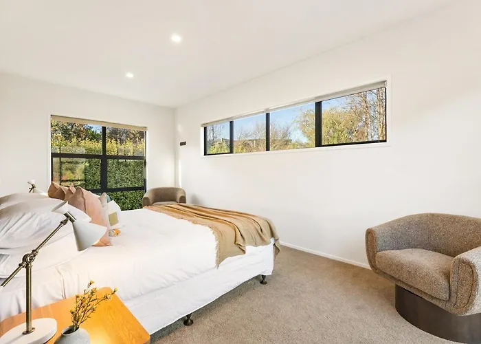 Modern With Mountain Views * Wanaka